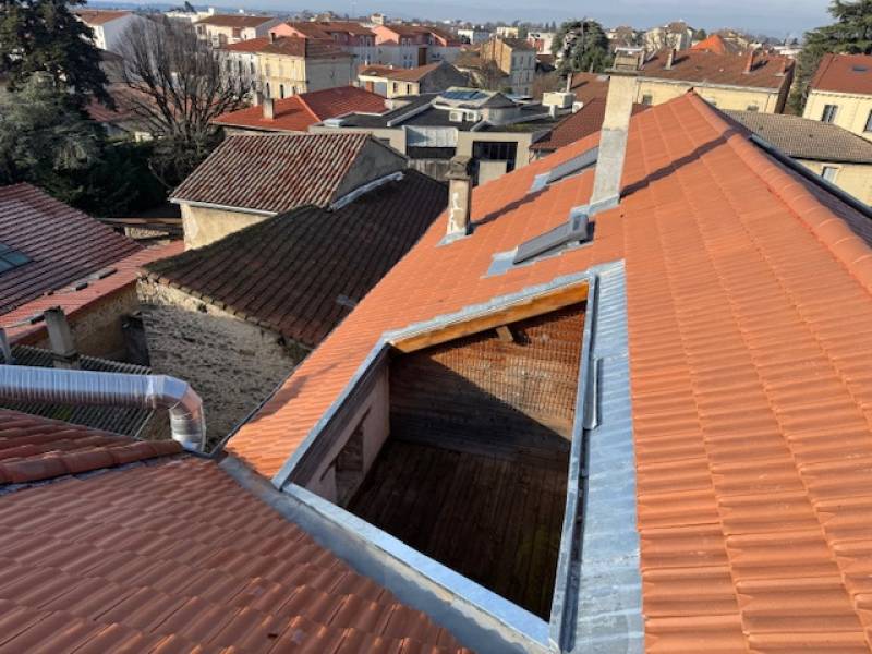 Artisan charpentier couvreur à Valence (26), pour la recherche et réparation de fuites de toiture