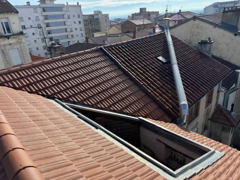 Artisan charpentier couvreur à Valence (26), pour la recherche et réparation de fuites de toiture